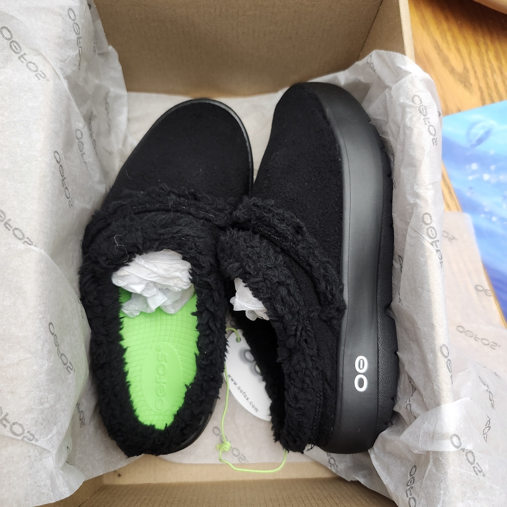 OOFOS Black Fuzzy Comfort Clogs